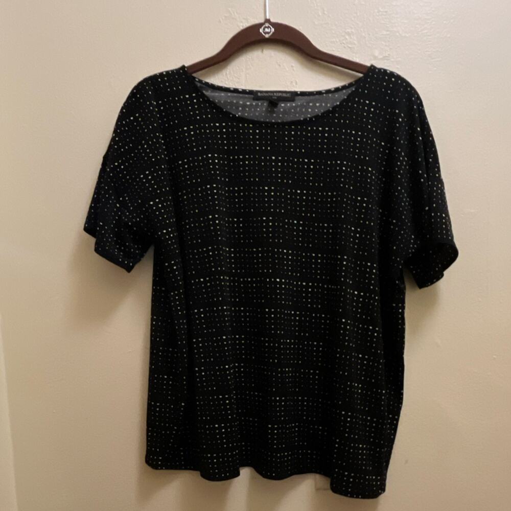 BANANA REPUBLIC top womens size Medium black white dots short sleeve